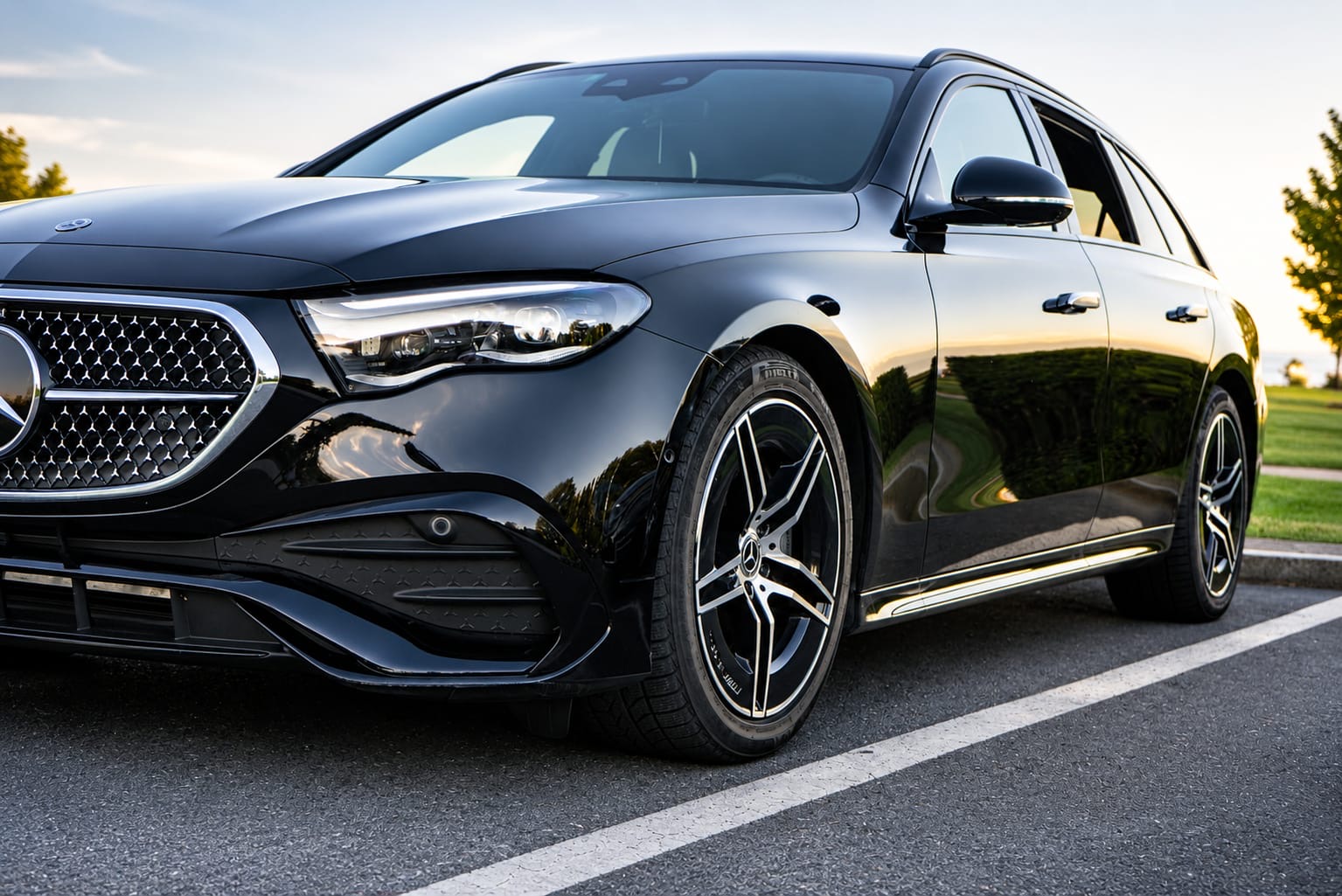 Mercedes Classe E noire vue de face avec jantes AMG